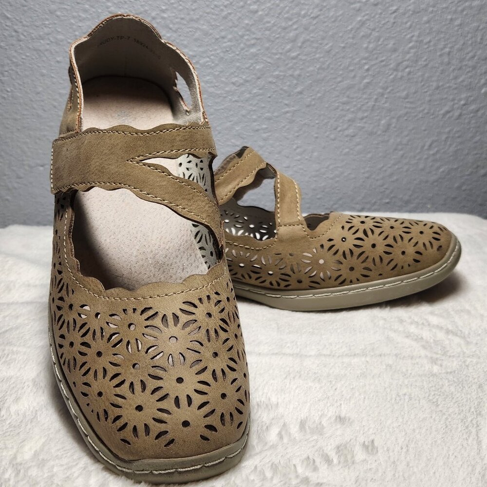 Patrizia by Spring Step Mary Jane Flats Beige, EUC - Size 7